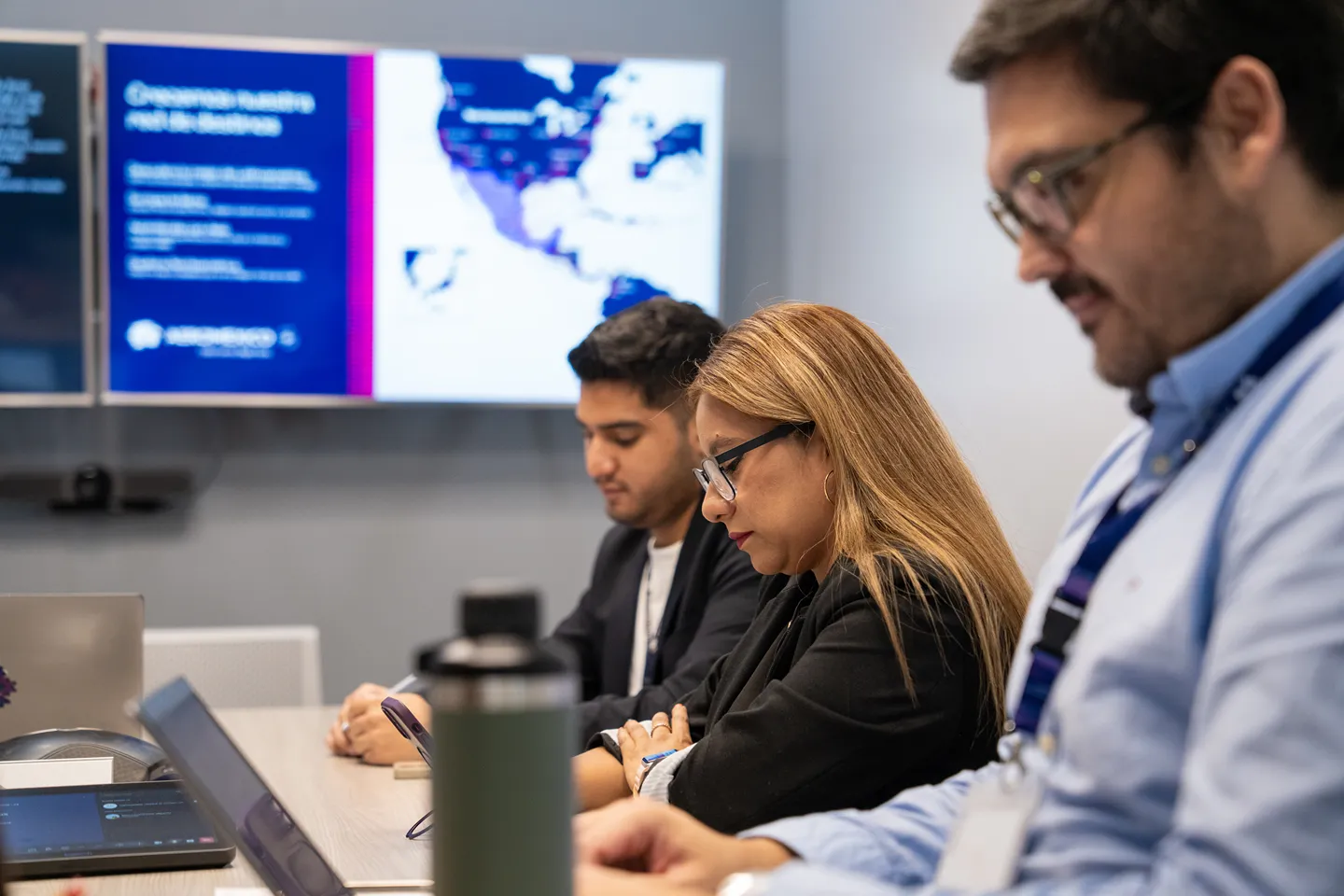 Mecánico delante del avión