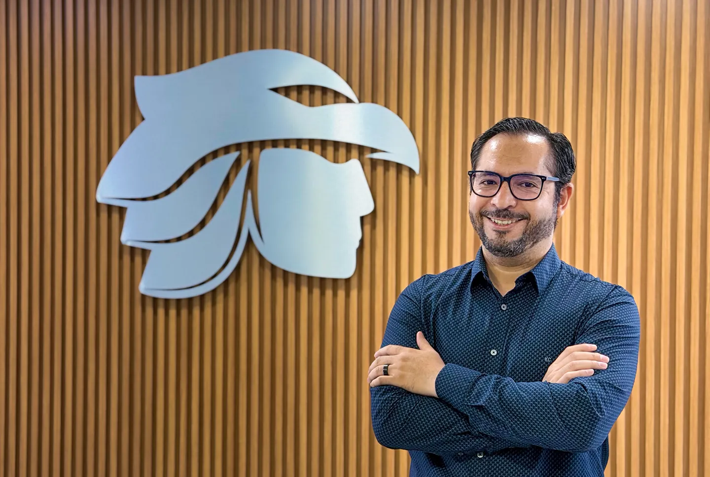 Mecánico delante del avión