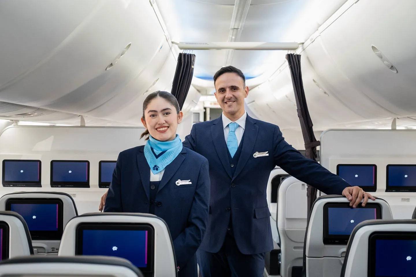 Mecánico delante del avión