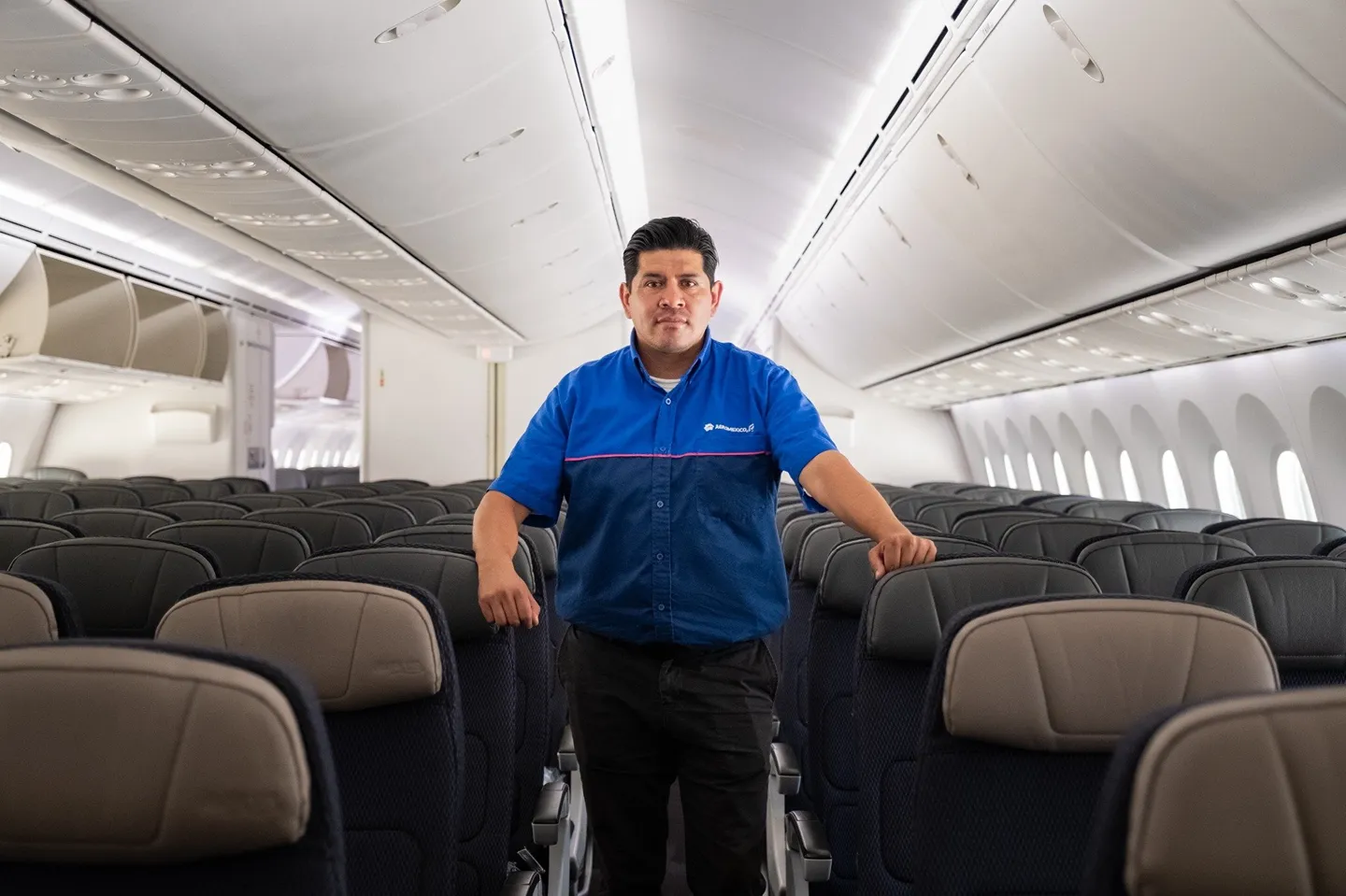 Mecánico delante del avión