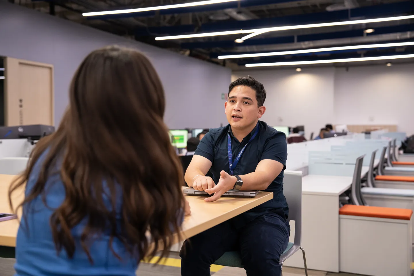 Mecánico delante del avión