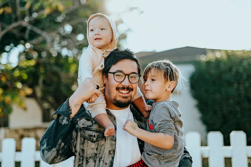 A dad with two childs